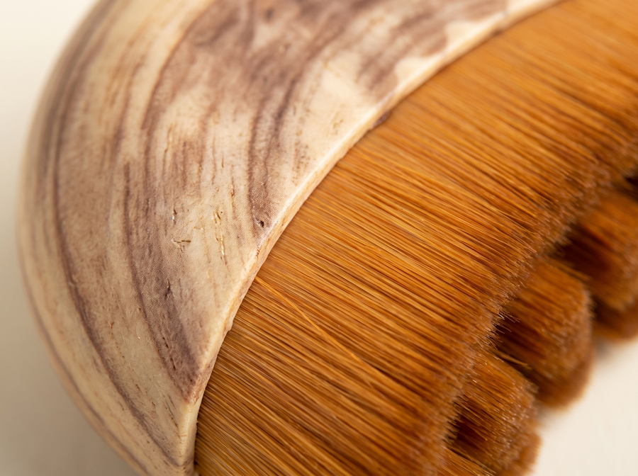 Gros plan sur le bois et les poils de la brosse