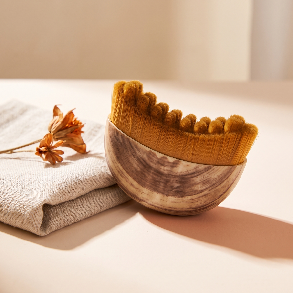 Brosse de drainage lymphatique Effleur, bois et poils souples, sur fond crème
